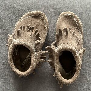 Baby Minnetonka moccasin size 4